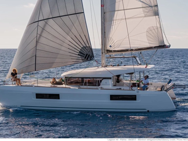 Wynajem Katamaran Lagoon z patentem 