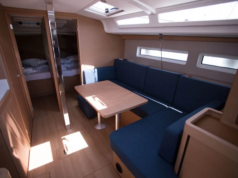 Wynajem Żaglowiec Jeanneau z patentem 