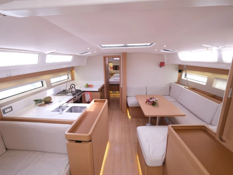 Wynajem Żaglowiec Jeanneau z patentem 