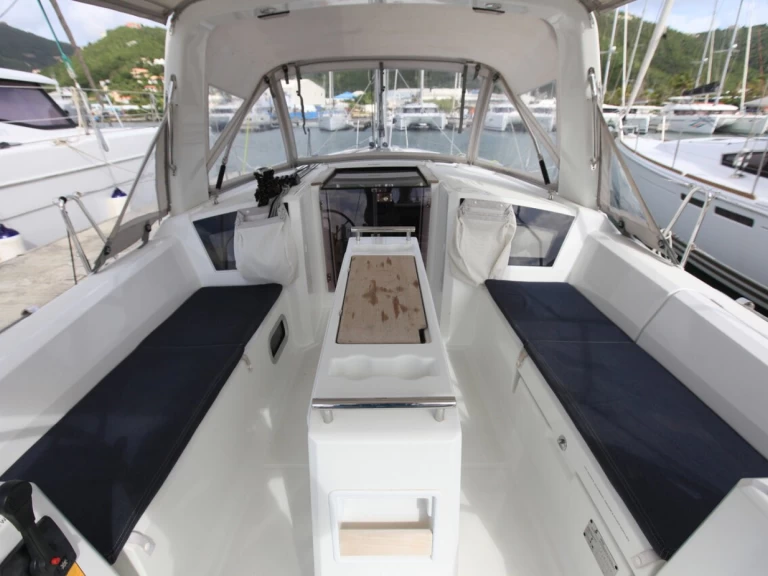Wynajmij Bénéteau Oceanis 35.1 w Road Town