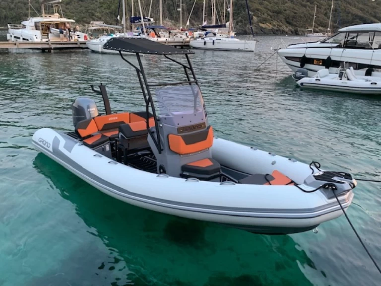 Grand Boats Drive D600 Lux między profesjonalistami a osobami prywatnymi w Bormes-les-Mimosas