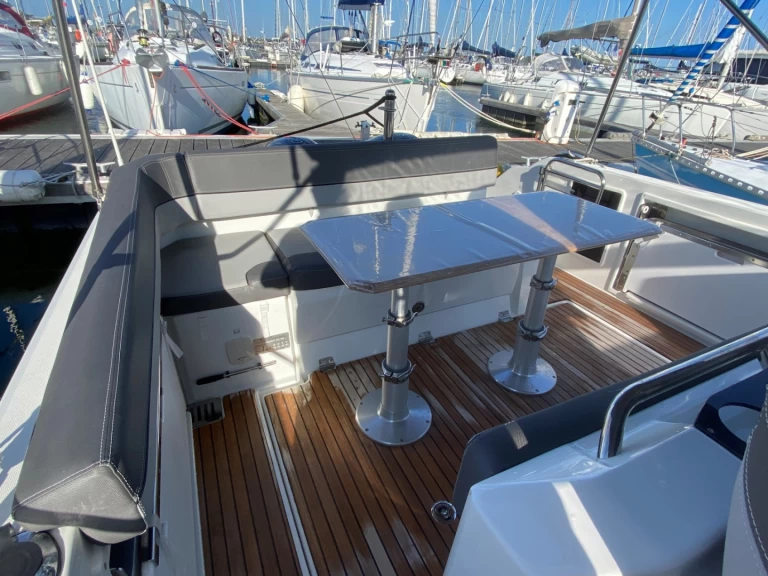 Wynajem Motorówka Jeanneau z patentem 