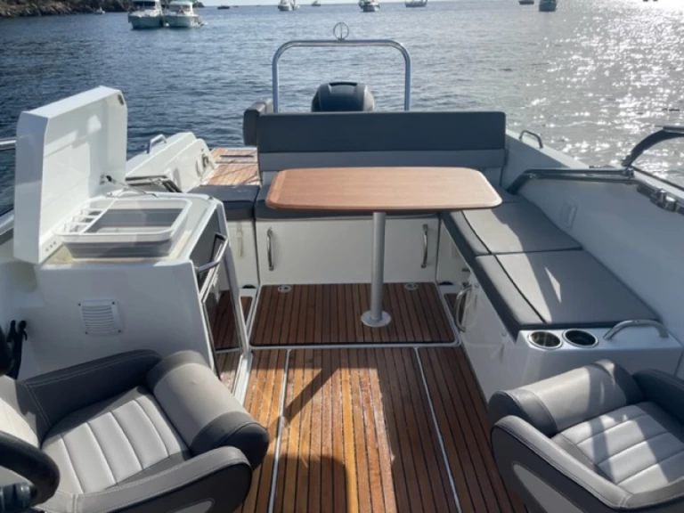 Wynajmij Motorówka z lub bez skippera Jeanneau w Saint-Cyr-sur-Mer