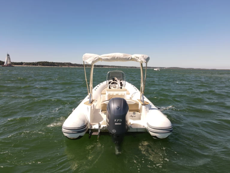 Wynajmij Łódż półsztywna z lub bez skippera Capelli w Grand Piquey