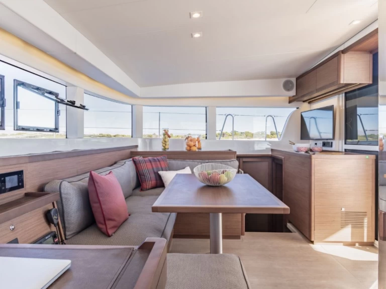 Wynajem Katamaran Lagoon z patentem 