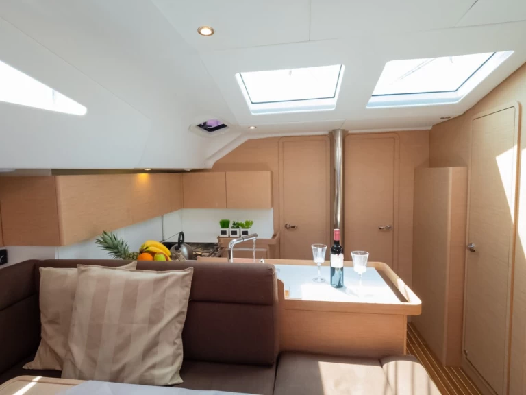 Elan Impression 50 między profesjonalistami a osobami prywatnymi w Biograd na Moru