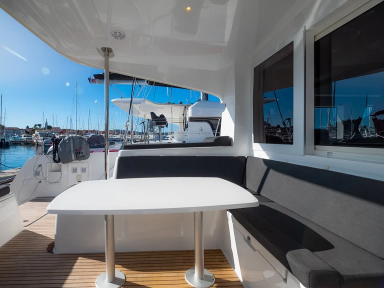 Lagoon Lagoon 40 między profesjonalistami a osobami prywatnymi w Biograd na Moru