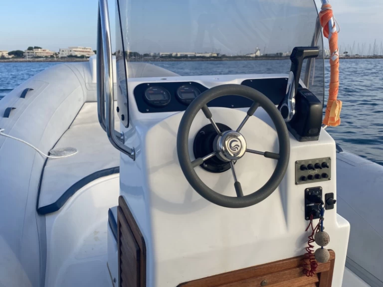 Łódż półsztywna do wynajmu w Port-Camargue w najlepszej cenie