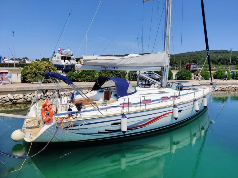 Bavaria Cruiser 47 między profesjonalistami a osobami prywatnymi w Sukosan