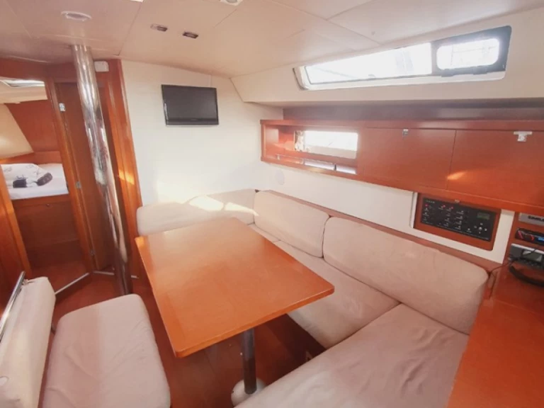 Wynajem Żaglowiec Bénéteau z patentem 