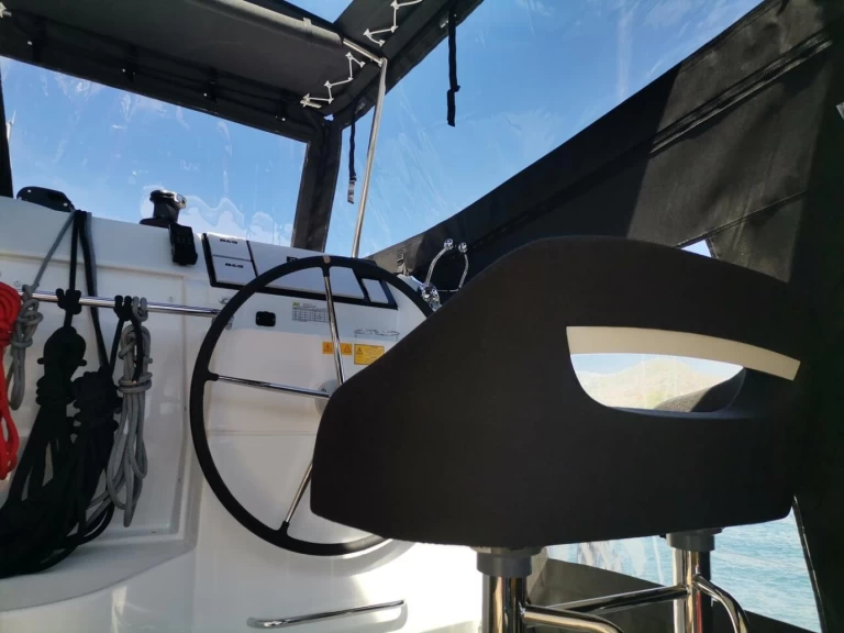 Wynajmij Katamaran z lub bez skippera Lagoon w Trogir