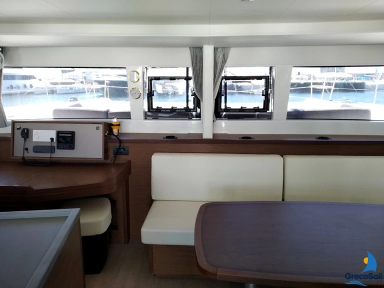 Lagoon Lagoon 450 F między profesjonalistami a osobami prywatnymi w Alimos