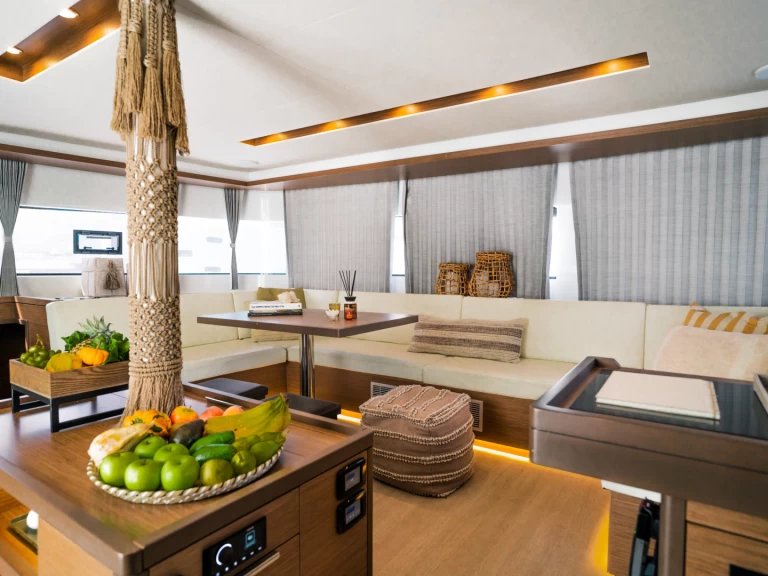 Lagoon Lagoon 50 między profesjonalistami a osobami prywatnymi w Palairos