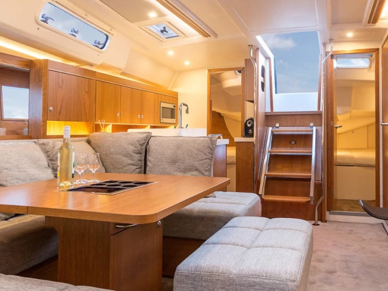 Żaglowiec do wynajmu w Alimos w najlepszej cenie