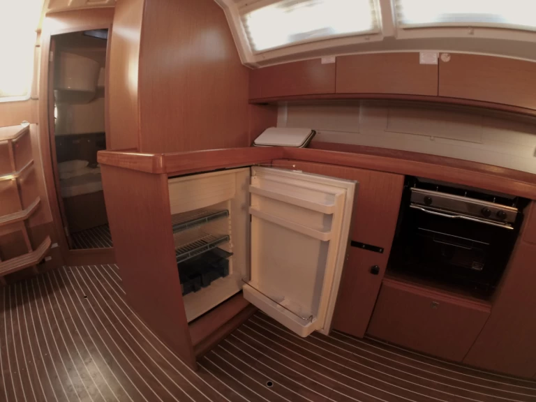 Wynajem Żaglowiec Bavaria z patentem 