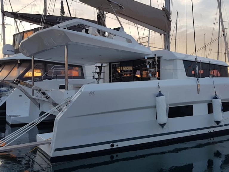 Wynajmij Dufour Dufour Catamarans 48 Sail w Alimos
