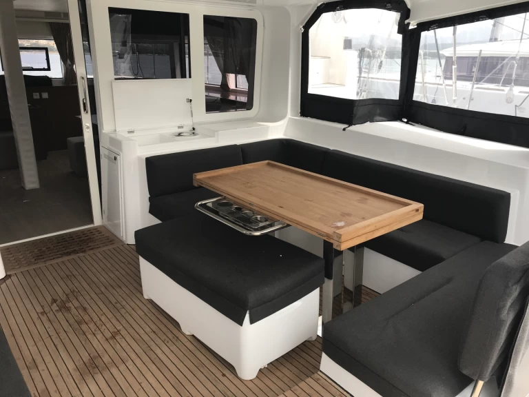 Wynajem Katamaran Lagoon z patentem 