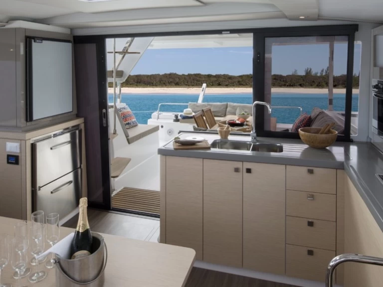 Wynajem Katamaran w Praslin Island - Fountaine Pajot Lucia 40