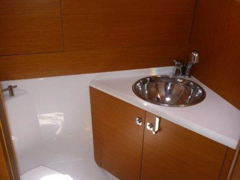 Wynajem Żaglowiec Jeanneau z patentem 