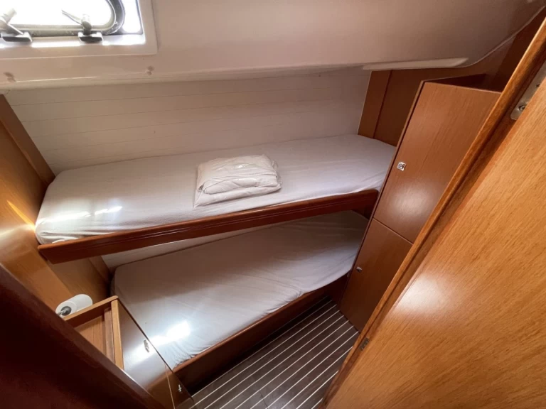 Wynajem Żaglowiec Bavaria z patentem 