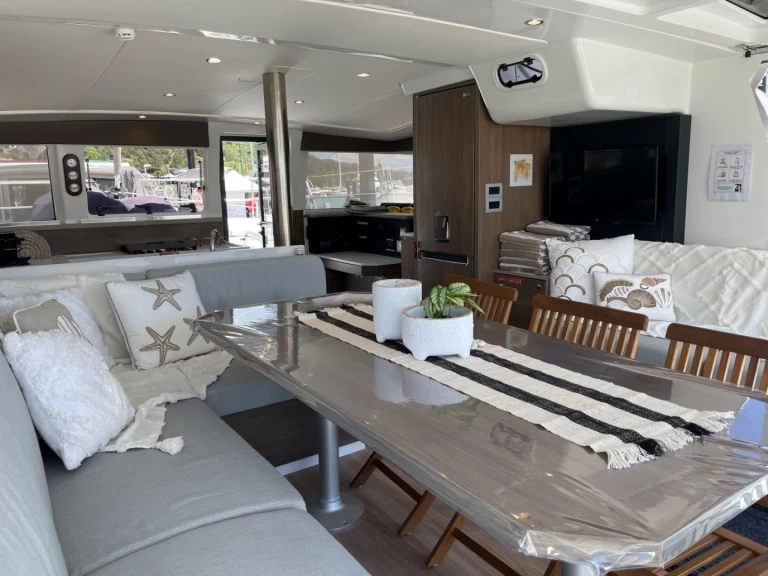 Wynajem łodzi Airlie Beach tanio Bali 4.2