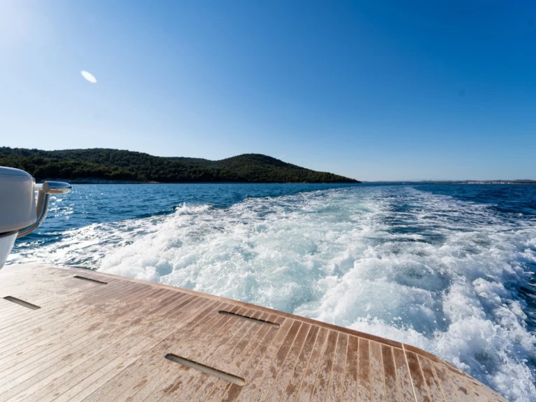 Bénéteau Gran Turismo 41 między profesjonalistami a osobami prywatnymi w Sibenik