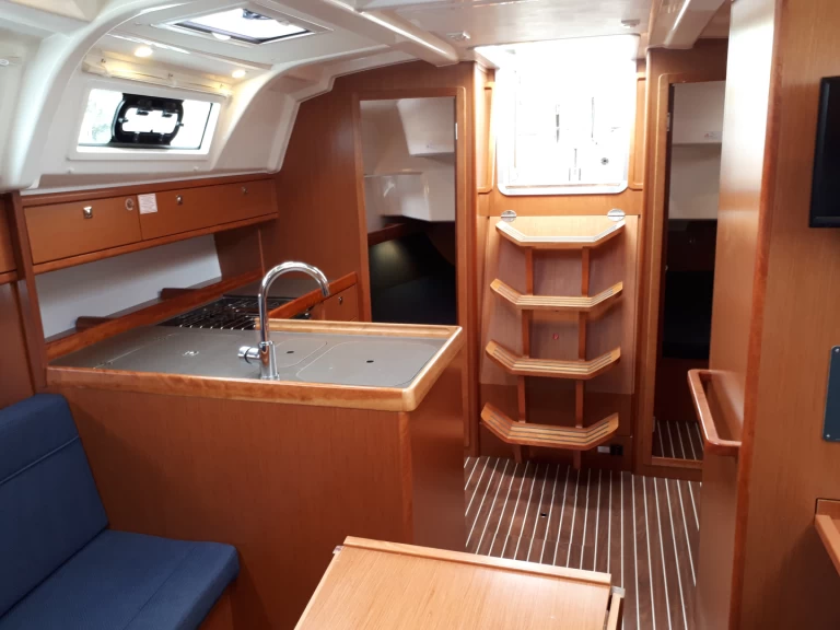 Bavaria Cruiser 37 między profesjonalistami a osobami prywatnymi w Alimos