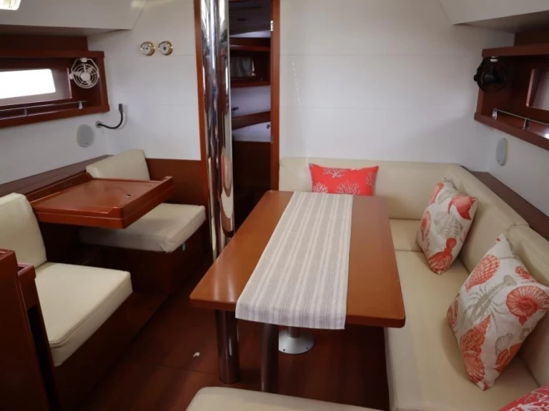 Wynajem Żaglowiec Bénéteau z patentem 