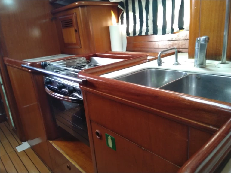 Wynajmij Bénéteau Oceanis 411 Clipper w Alimos