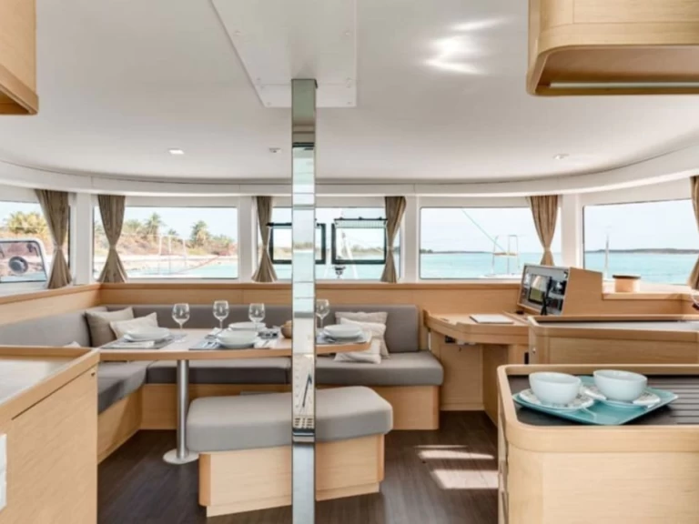 Wynajem Katamaran Lagoon z patentem 