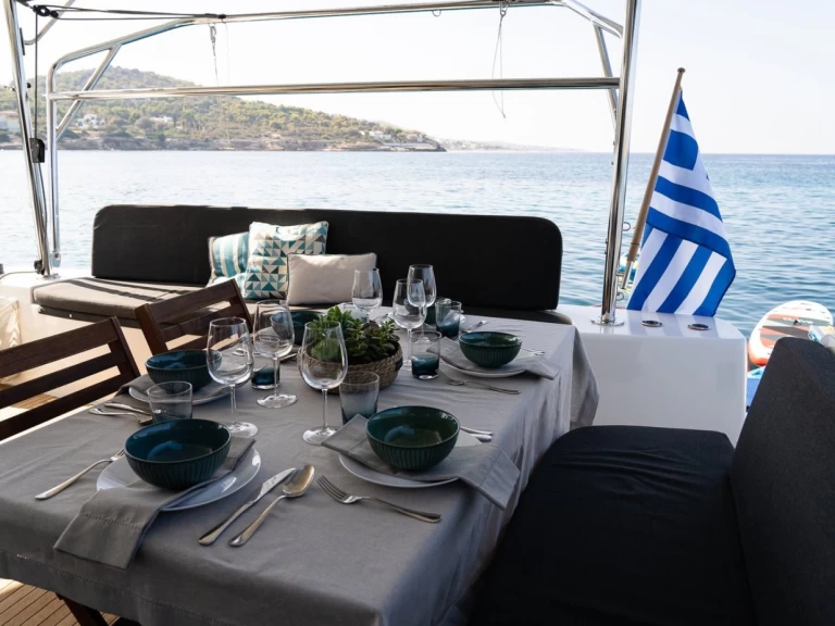 Wynajmij Katamaran z lub bez skippera Lagoon w Piraeus