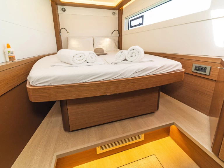 Lagoon Lagoon 46 między profesjonalistami a osobami prywatnymi w Lavrio