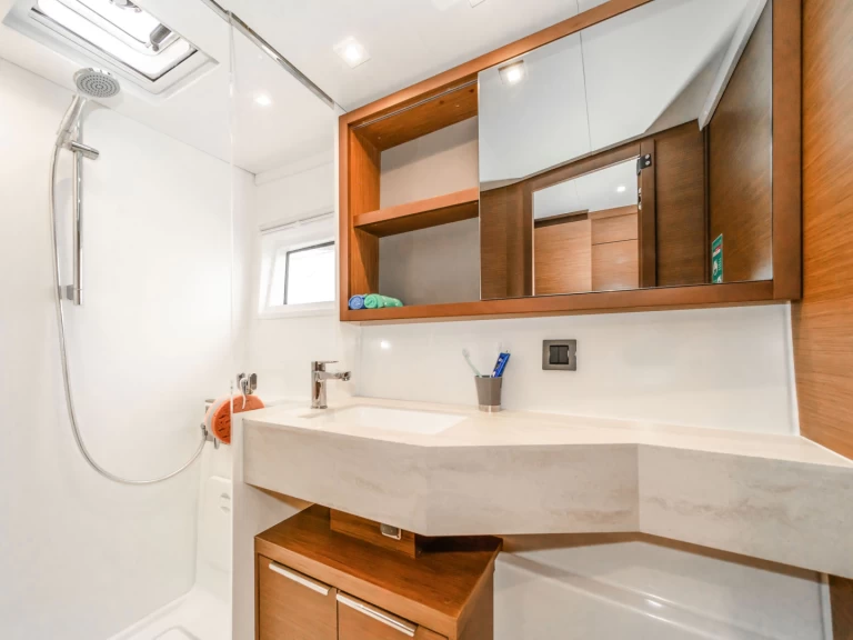 Wynajem Katamaran Lagoon z patentem 