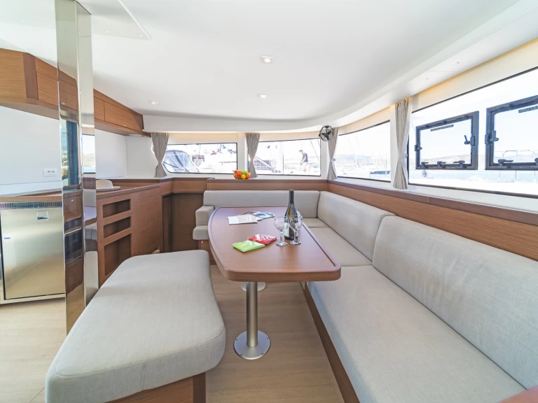 Lagoon Lagoon 42 między profesjonalistami a osobami prywatnymi w Deme of Volos