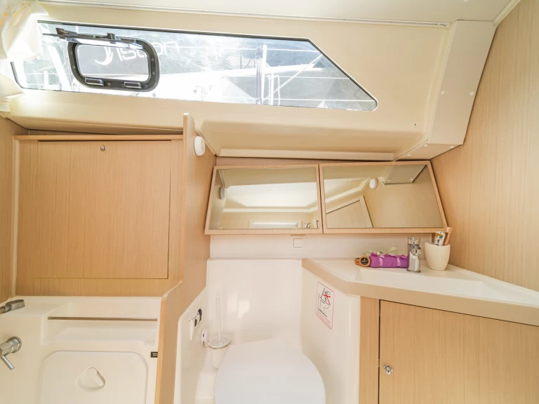 Wynajem Żaglowiec Bénéteau z patentem 