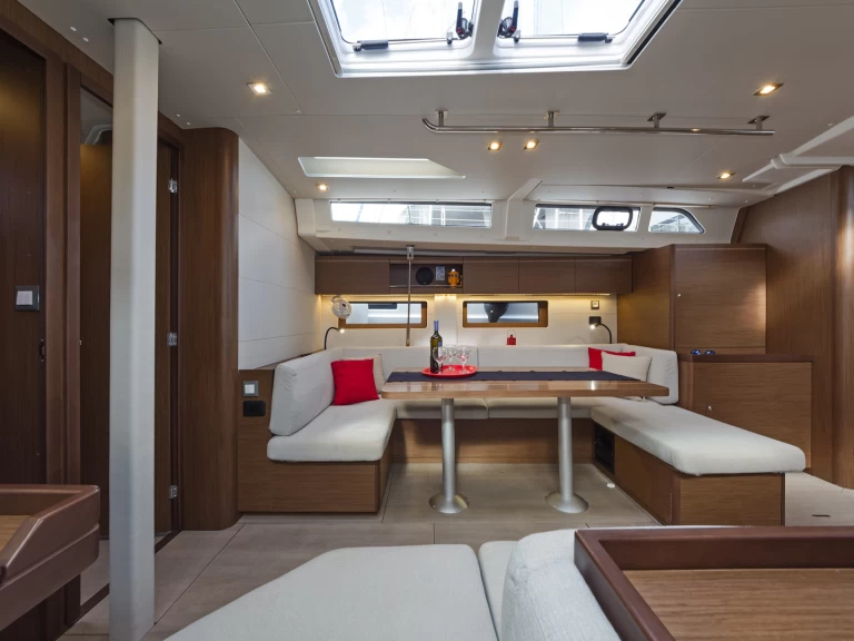 Wynajem Żaglowiec Bénéteau z patentem 