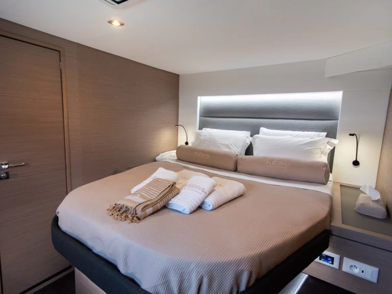 Wynajem Katamaran Fountaine Pajot z patentem 