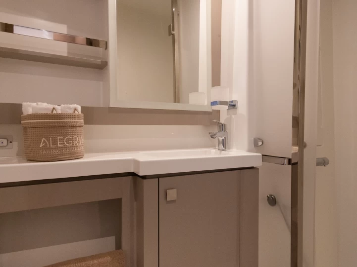 Katamaran do wynajmu w Adámas w najlepszej cenie