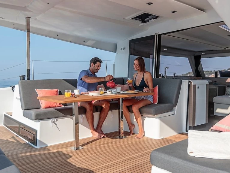 Fountaine Pajot Isla 40 między profesjonalistami a osobami prywatnymi w Paros (wyspa)