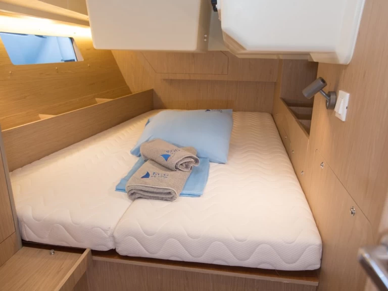 Wynajem Żaglowiec Bénéteau z patentem 