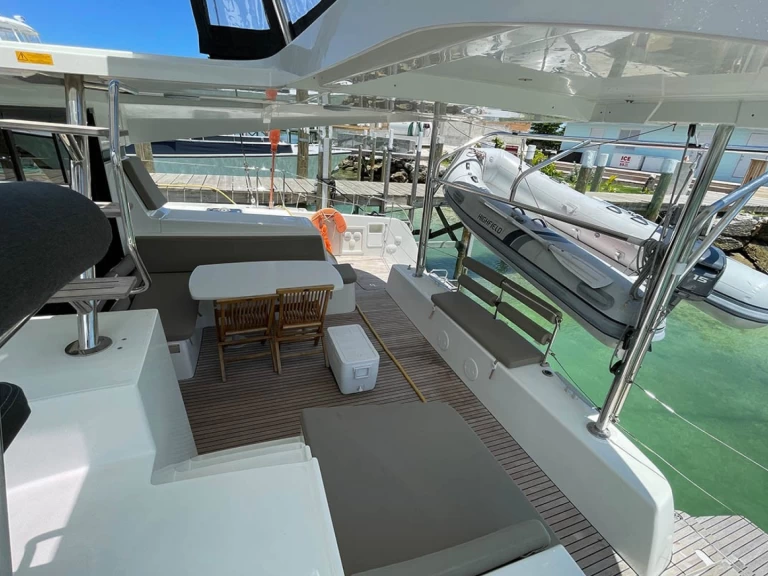 Lagoon Lagoon 42 między profesjonalistami a osobami prywatnymi w Road Town