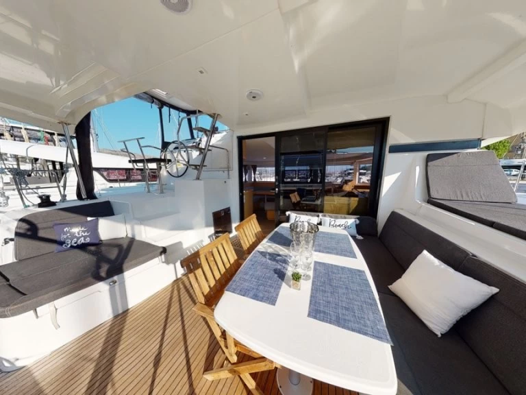 Wynajmij Katamaran z lub bez skippera Lagoon w Trogir