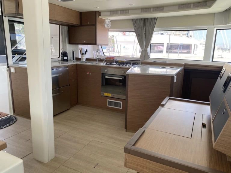 Wynajmij Katamaran z lub bez skippera Lagoon w Cugnana Verde