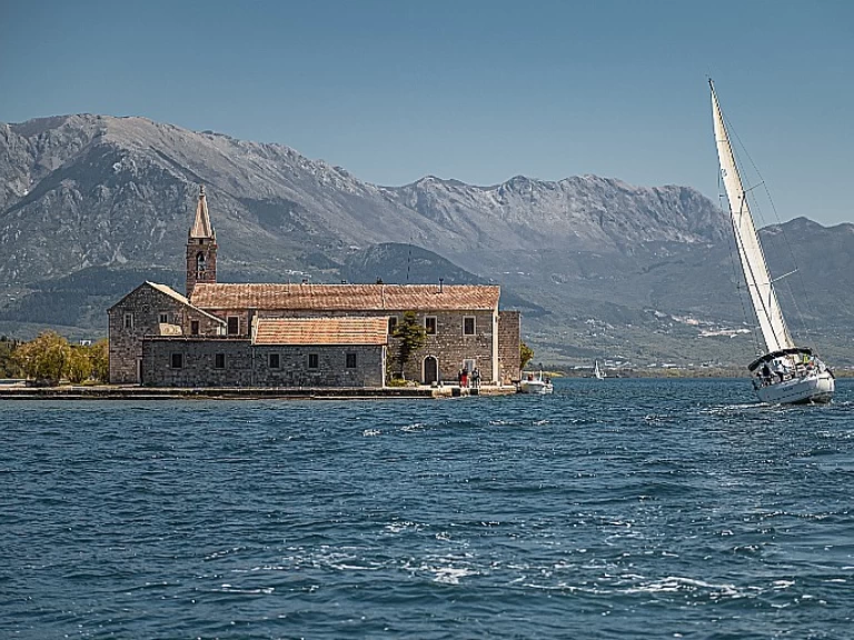 Bavaria Cruiser 46 między profesjonalistami a osobami prywatnymi w Kotor