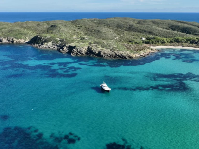 Menorquin-Yachts 180 między profesjonalistami a osobami prywatnymi w Cala Llonga