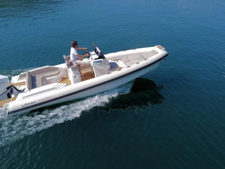 Wynajem Łódż półsztywna Lomac z patentem 