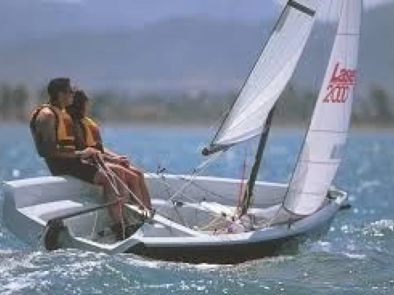 LASER PERFORMANCE LASER 2000 między profesjonalistami a osobami prywatnymi w Carnac