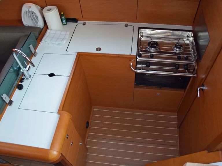 Wynajem Żaglowiec Jeanneau z patentem 