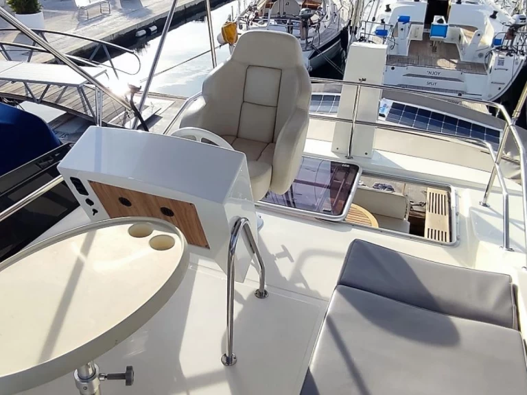 Wynajmij Cobra Yachts Futura 40 Grand Horizon w Trogir