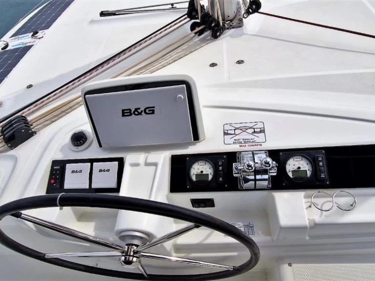 Wynajmij Katamaran z lub bez skippera Lagoon w Trogir